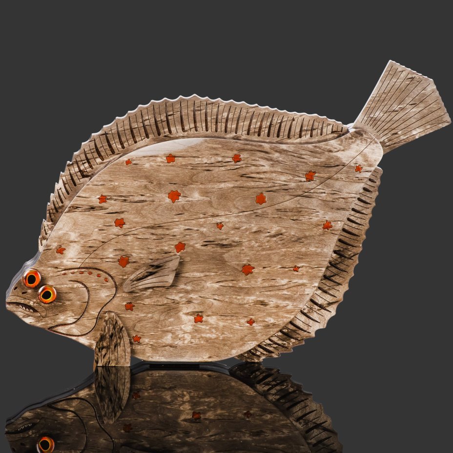 Домино-настольное украшение в виде рыбы (камбалы), дерево, карельская береза, шлифовка, морение, лак, металл, перламутр, инкрустация, Российская Федерация, 2025 г.