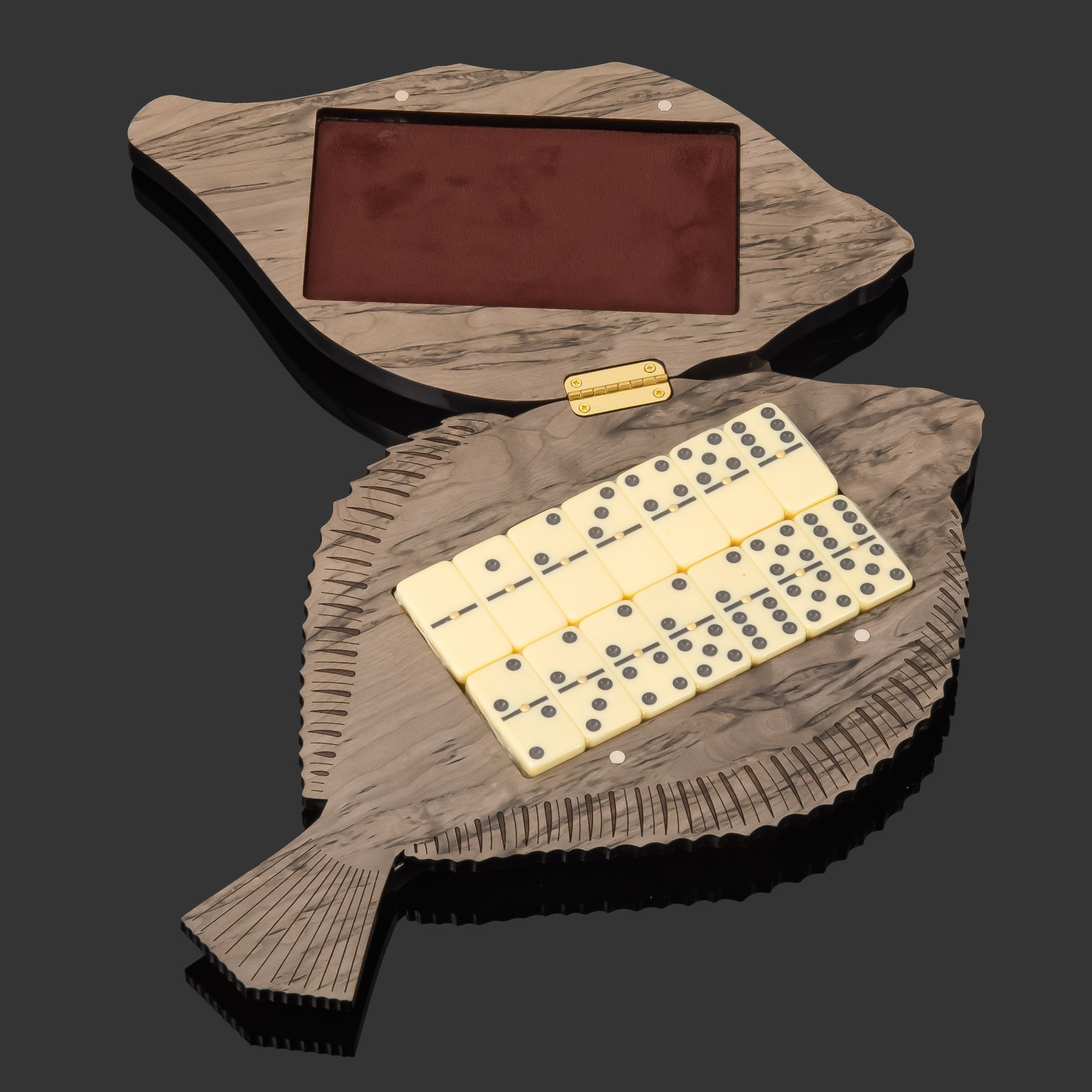 Домино-настольное украшение в виде рыбы (камбалы), дерево, карельская береза, шлифовка, морение, лак, металл, перламутр, инкрустация, Российская Федерация, 2025 г.