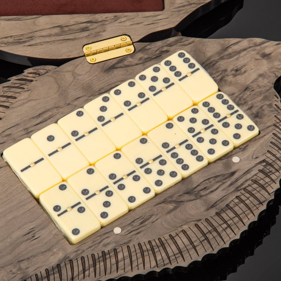 Домино-настольное украшение в виде рыбы (камбалы), дерево, карельская береза, шлифовка, морение, лак, металл, перламутр, инкрустация, Российская Федерация, 2025 г.