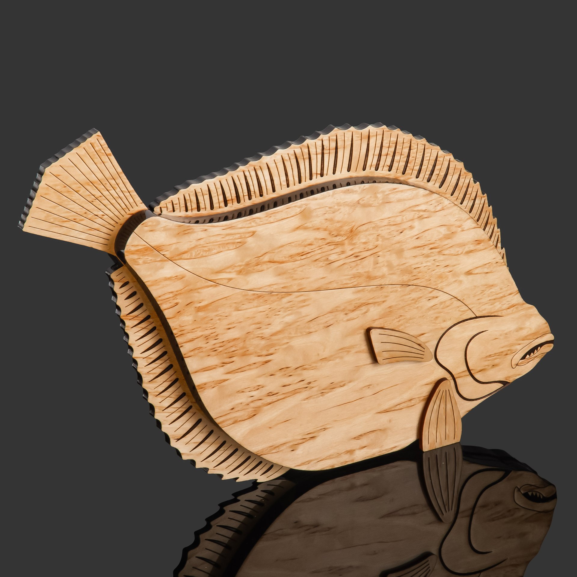 Домино-настольное украшение в виде рыбы (камбалы), дерево, карельская береза, шлифовка, морение, лак, металл, перламутр, инкрустация, Российская Федерация, 2025 г.