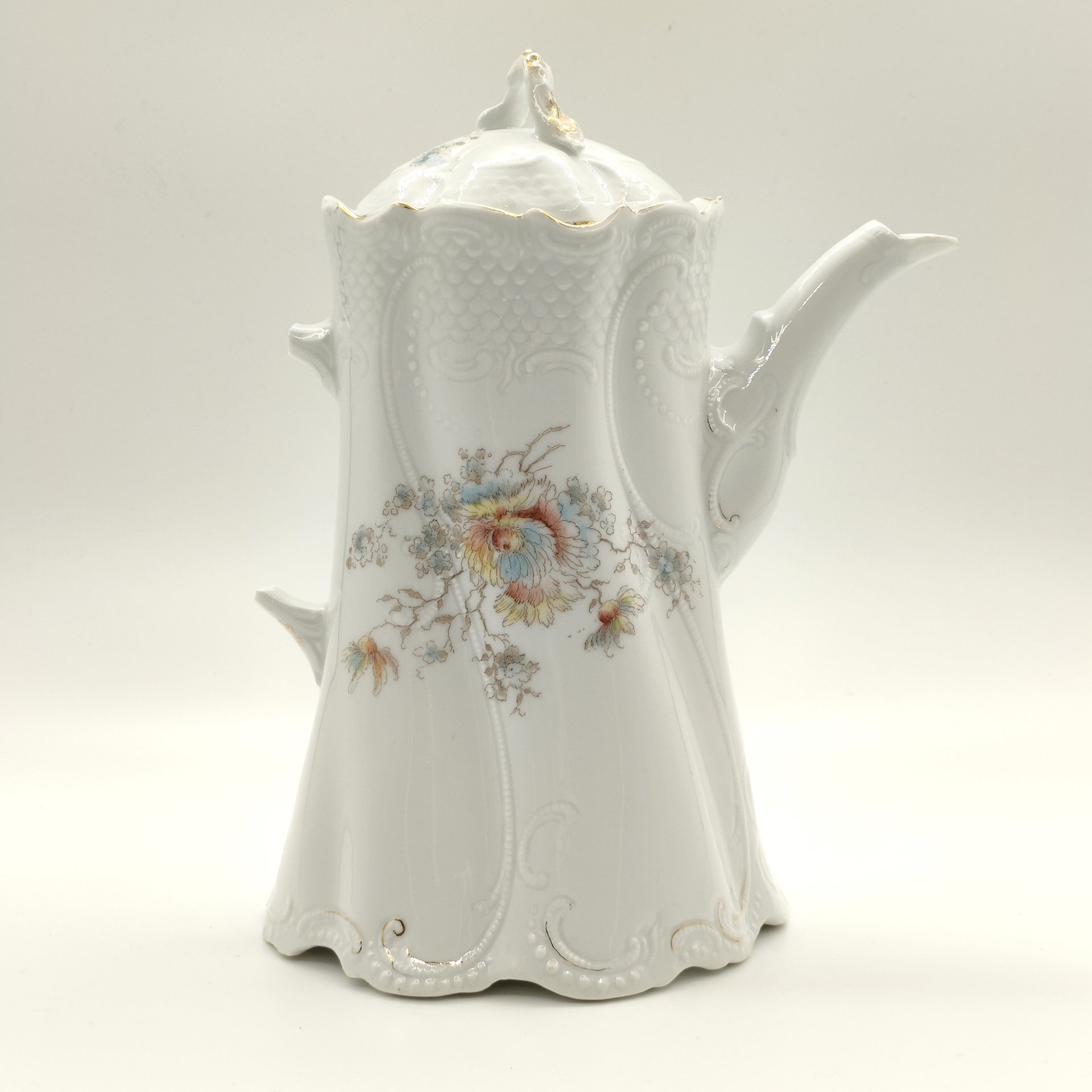 Чайник с цветочным рельефным декором (под реставрацию), фарфор, деколь с подрисовкой, золочение, Weimar Porzellan (Веймарский фарфор), Германия, 1905-1924 гг.