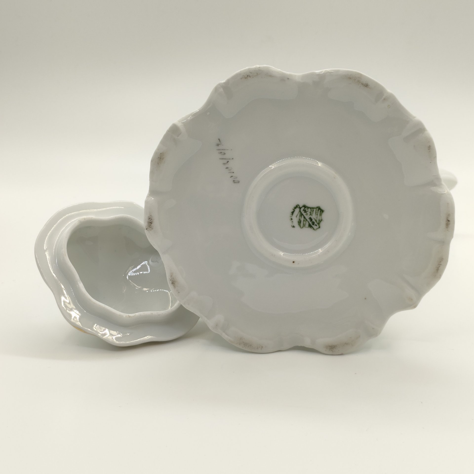 Чайник с цветочным рельефным декором (под реставрацию), фарфор, деколь с подрисовкой, золочение, Weimar Porzellan (Веймарский фарфор), Германия, 1905-1924 гг.