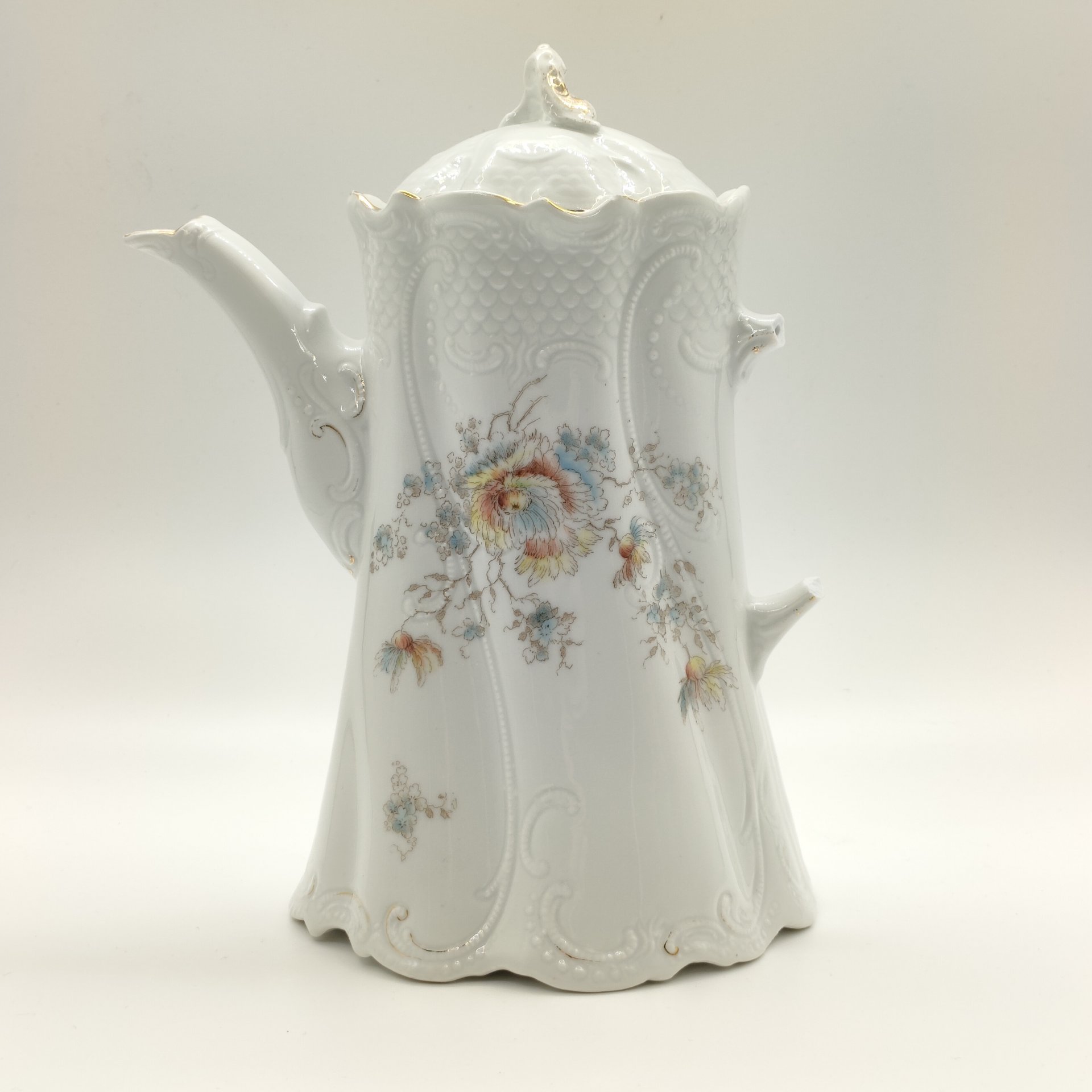 Чайник с цветочным рельефным декором (под реставрацию), фарфор, деколь с подрисовкой, золочение, Weimar Porzellan (Веймарский фарфор), Германия, 1905-1924 гг.