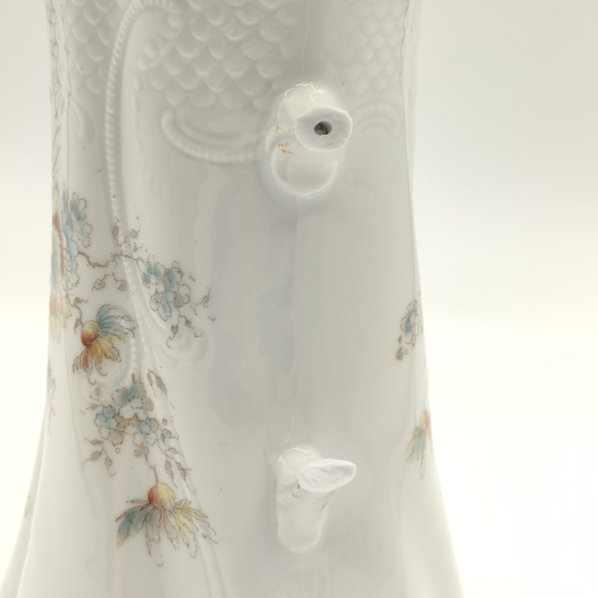 Чайник с цветочным рельефным декором (под реставрацию), фарфор, деколь с подрисовкой, золочение, Weimar Porzellan (Веймарский фарфор), Германия, 1905-1924 гг.