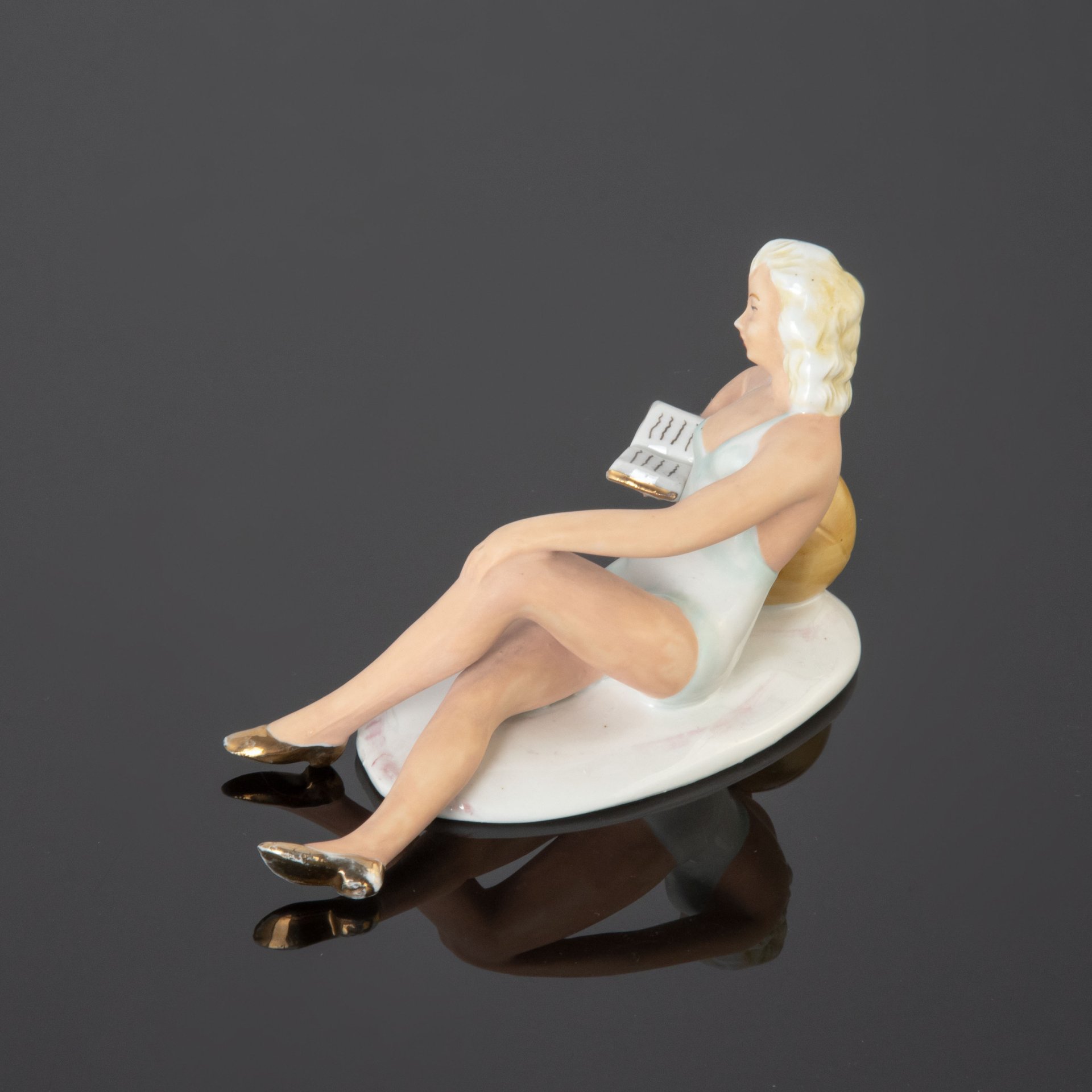 Статуэтка "Девушка на пляже", VEB Porzellanfiguren Lippelsdorf (Липпельсдорф)