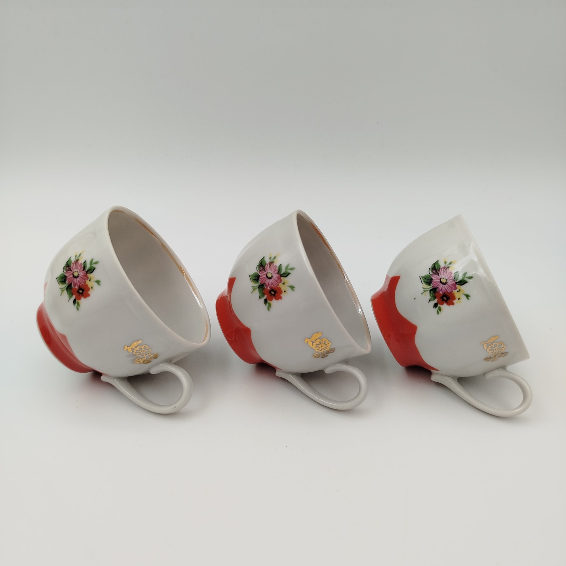 Набор кофейных пар на три персоны с цветочным декором