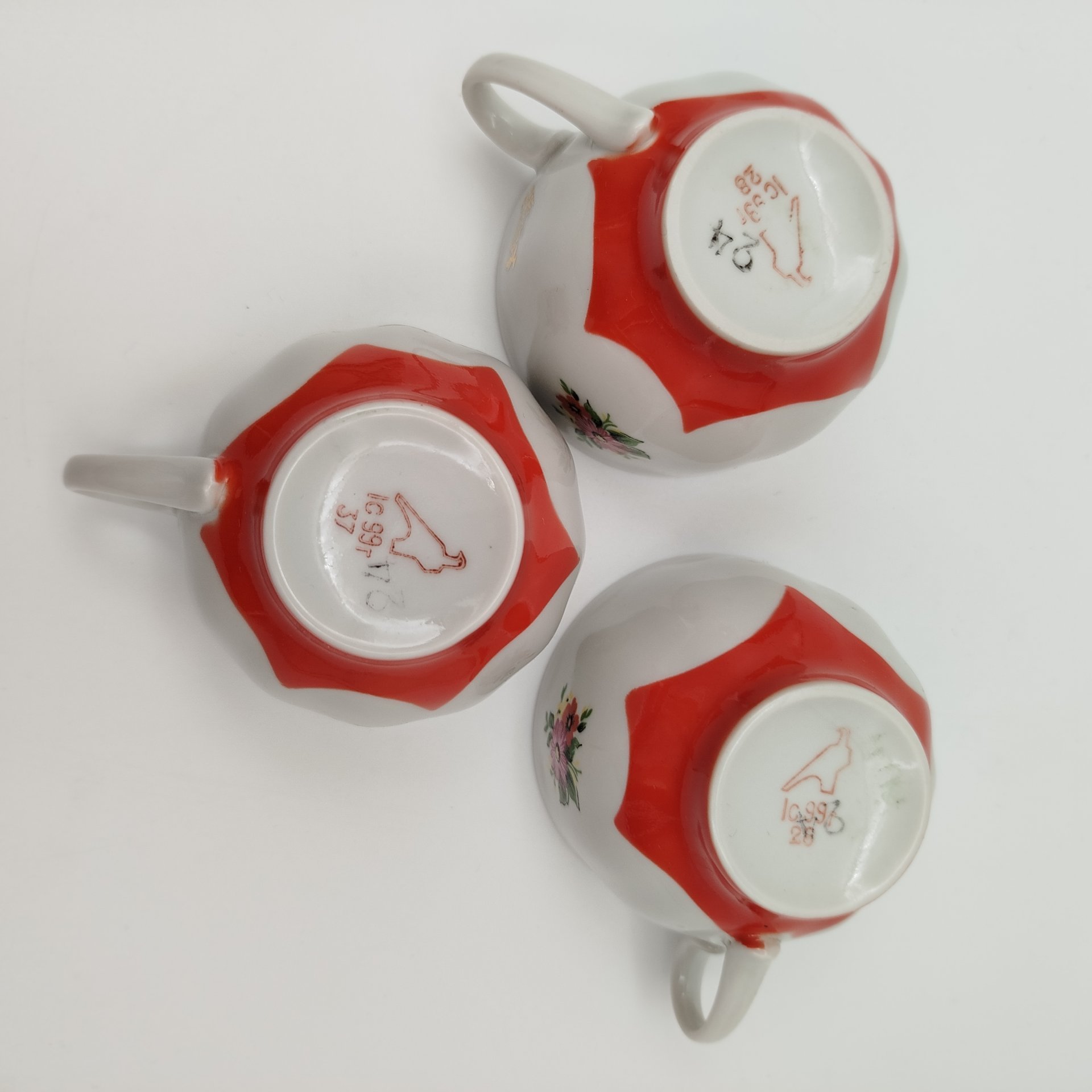 Набор кофейных пар на три персоны с цветочным декором