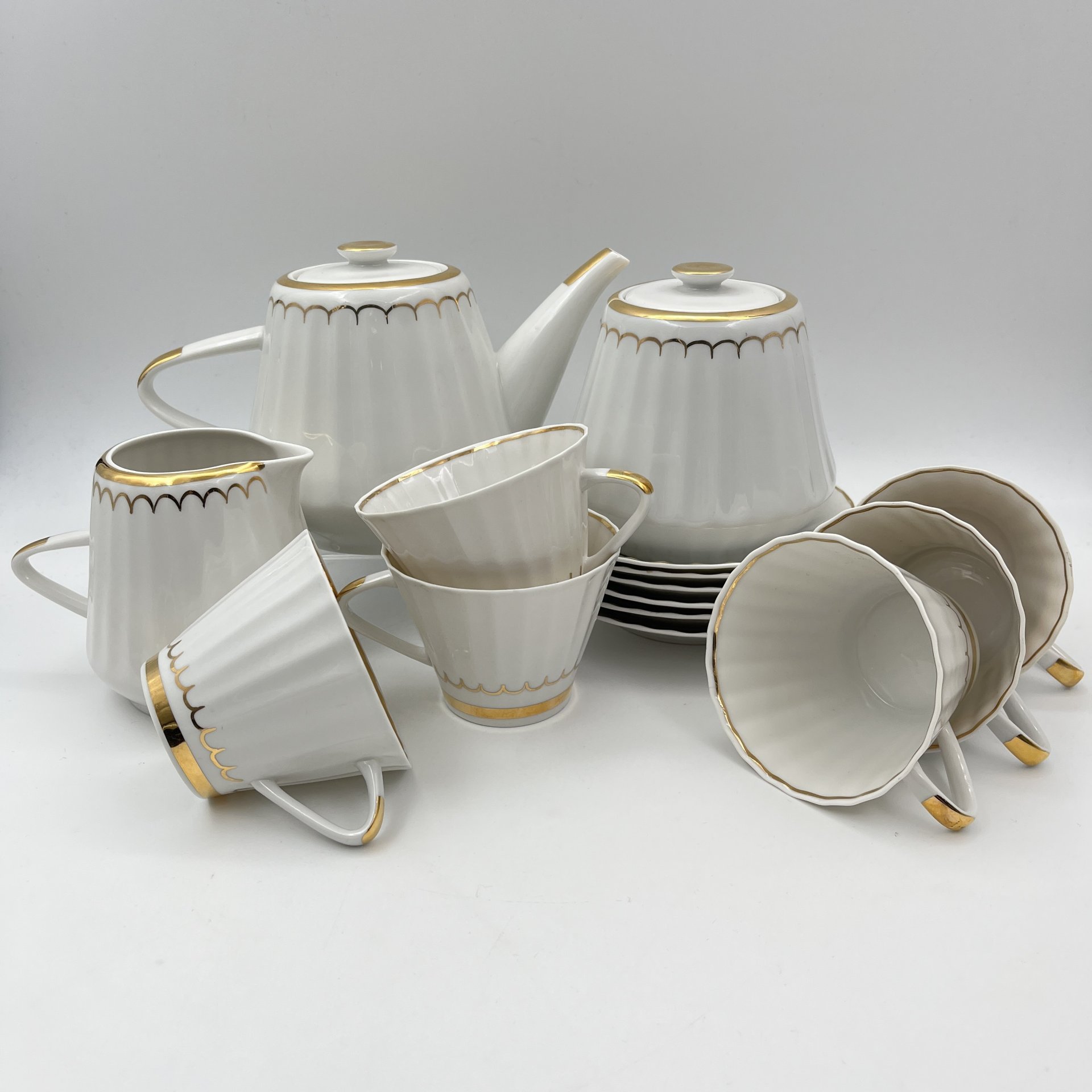 Сервиз чайный с золотистым узором на 6 персон (15 предметов), форма "Каннелюрный", автор формы Ольшевский В.Н.
