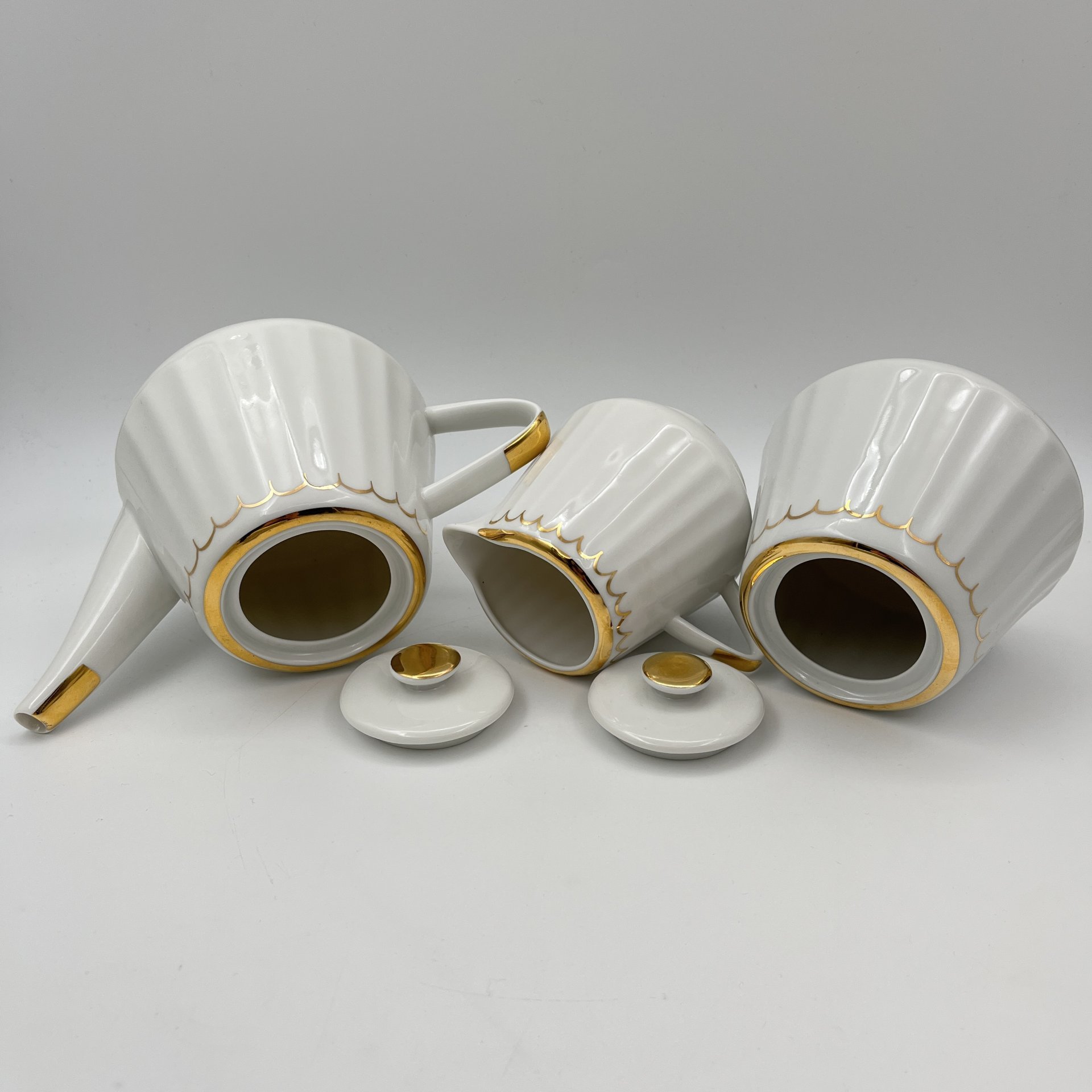 Сервиз чайный с золотистым узором на 6 персон (15 предметов), форма "Каннелюрный", автор формы Ольшевский В.Н.