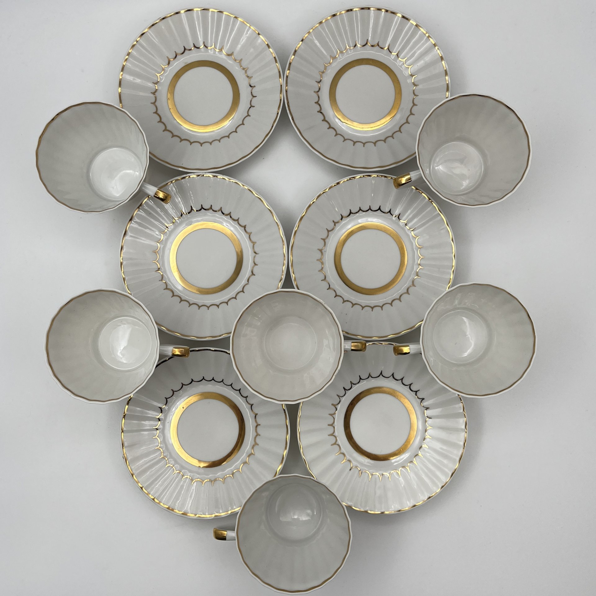 Сервиз чайный с золотистым узором на 6 персон (15 предметов), форма "Каннелюрный", автор формы Ольшевский В.Н.