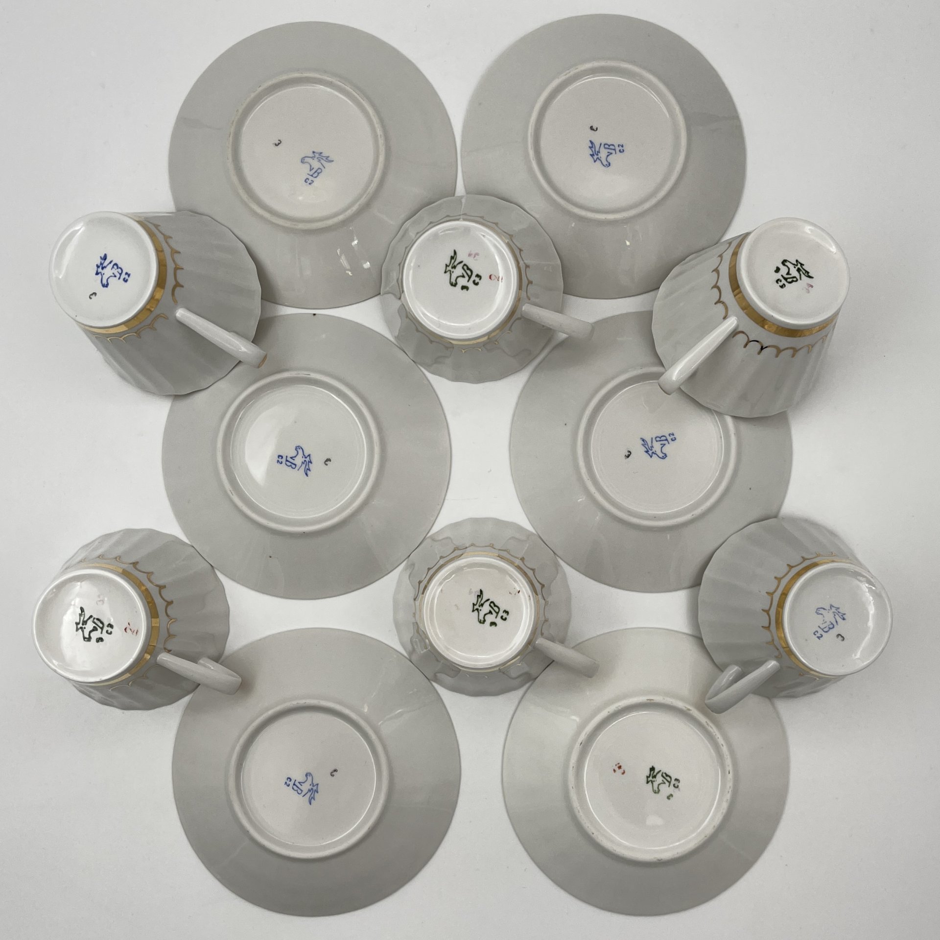 Сервиз чайный с золотистым узором на 6 персон (15 предметов), форма "Каннелюрный", автор формы Ольшевский В.Н.