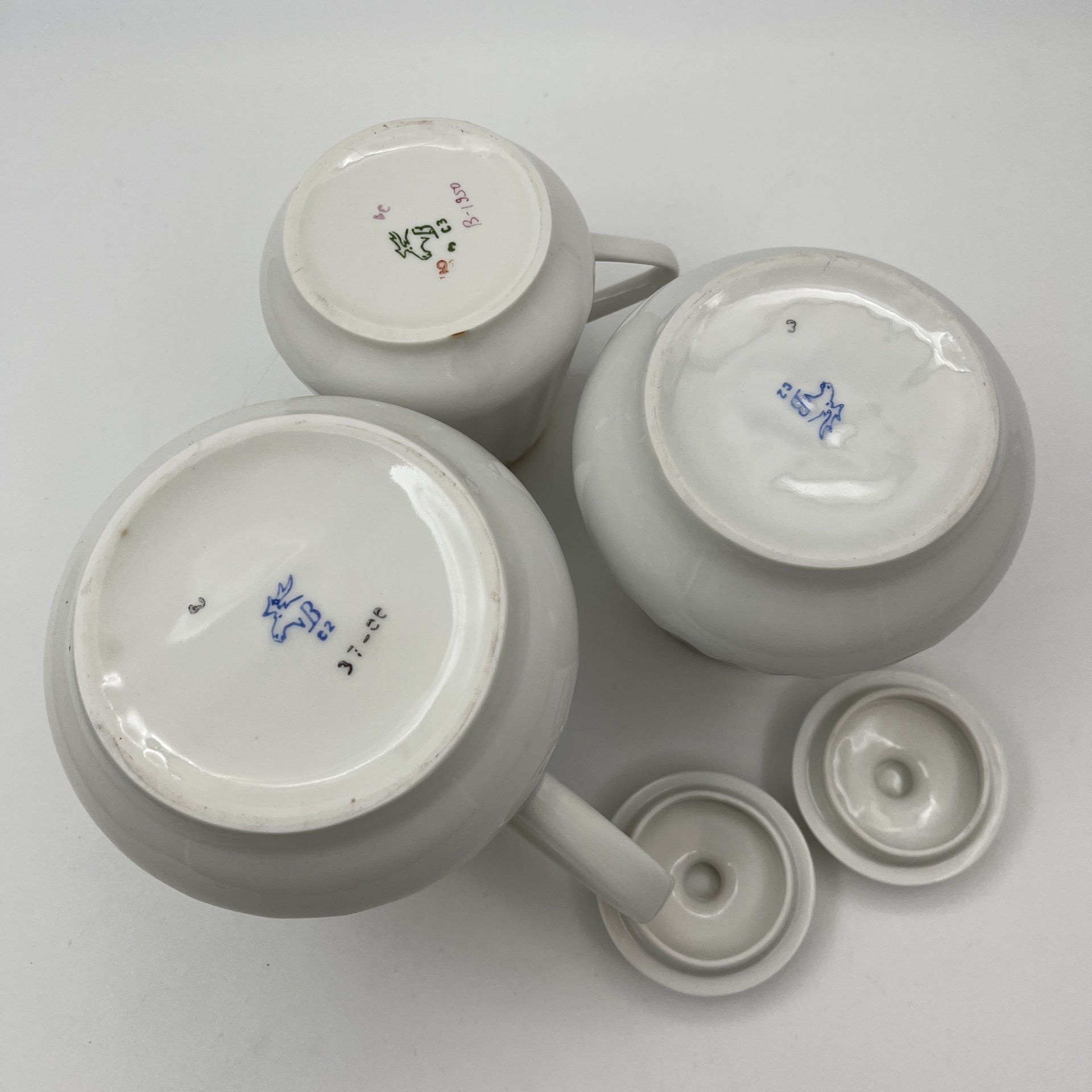 Сервиз чайный с золотистым узором на 6 персон (15 предметов), форма "Каннелюрный", автор формы Ольшевский В.Н.