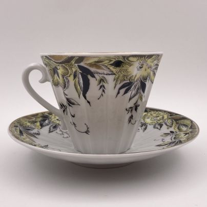 Пара чайная с цветочным декором в жёлто-чёрной гамме (форма "Лучистая"), фарфор, деколь, золочение, Ленинградский фарфоровый завод (ЛФЗ), СССР, 1989-1992 гг.