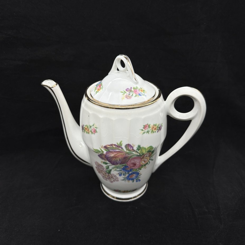 Чайник, декорированный изображением букетов из ириса, роз, гвоздик и фигурной ручкой, фарфор, деколь, золочение, Limoges, Франция, 1970-1990 гг., Limoges