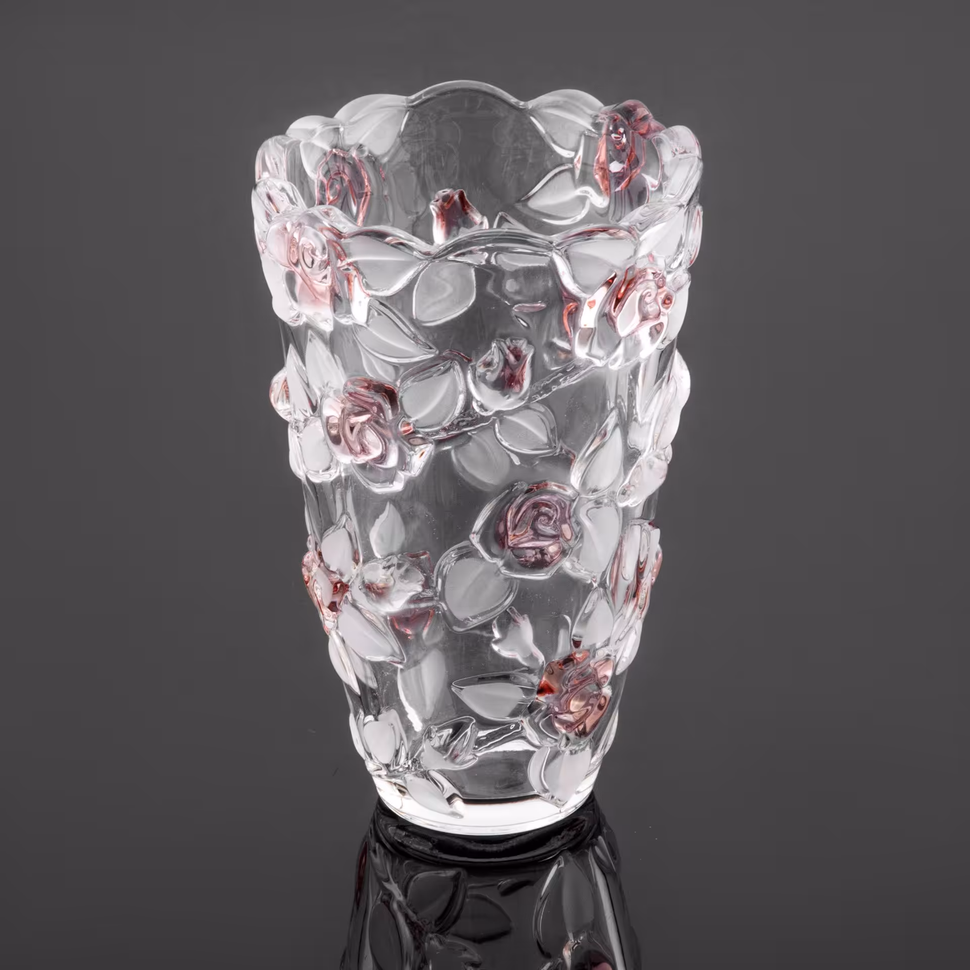 Ваза, украшенная рельефным цветочным декором, Walther Glas