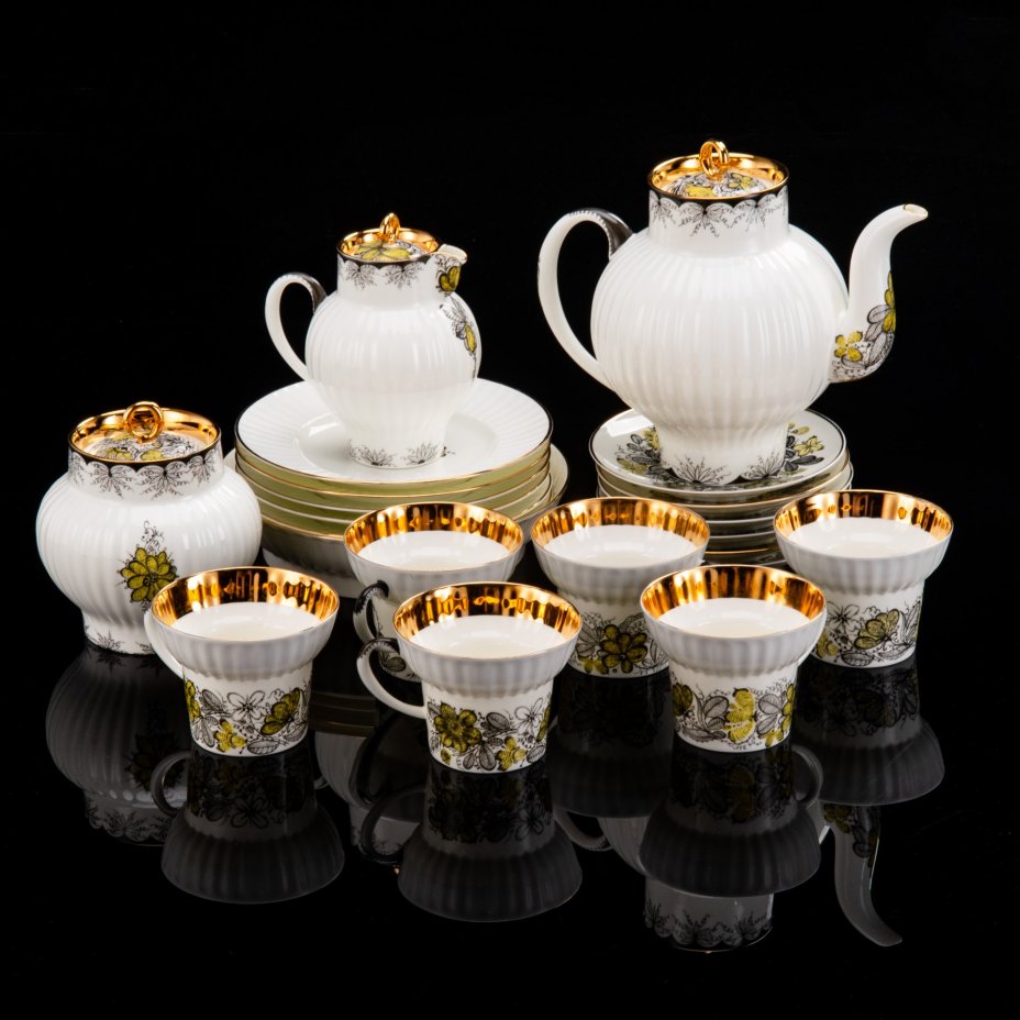 Сервиз чайный "Русское кружево" на 6 персон (22 предмета), автор формы "Волна" Криммер Э.М., автор рисунка Беспалова-Михалева Т.Н., фарфор, деколь, золочение, Ленинградский фарфоровый завод (ЛФЗ), СССР, 1970-1992 гг.