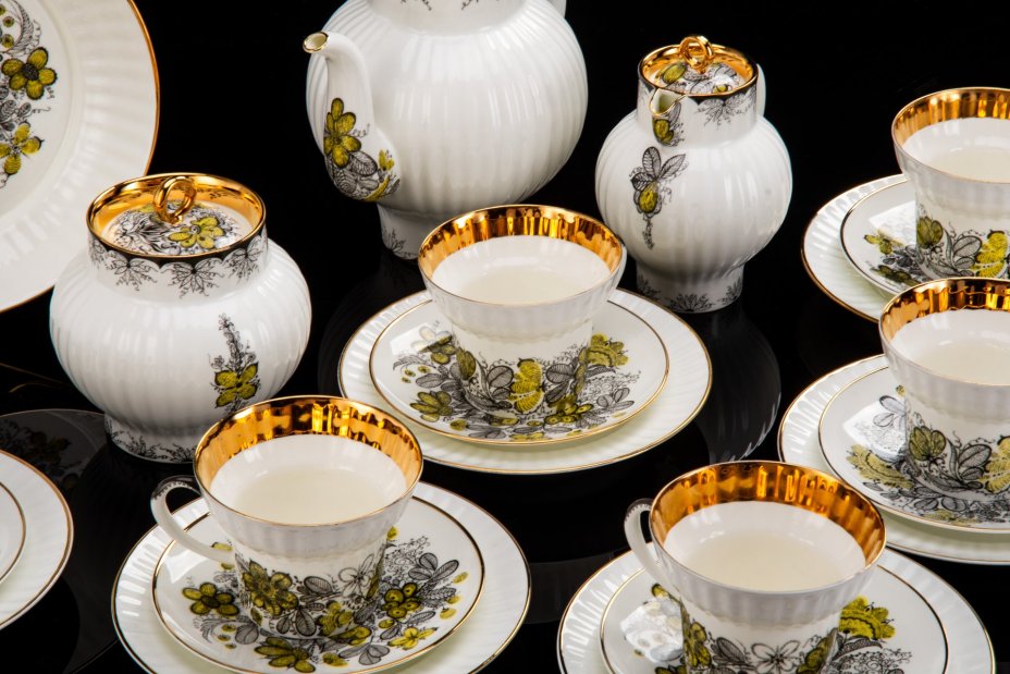 Сервиз чайный "Русское кружево" на 6 персон (22 предмета), автор формы "Волна" Криммер Э.М., автор рисунка Беспалова-Михалева Т.Н., фарфор, деколь, золочение, Ленинградский фарфоровый завод (ЛФЗ), СССР, 1970-1992 гг.