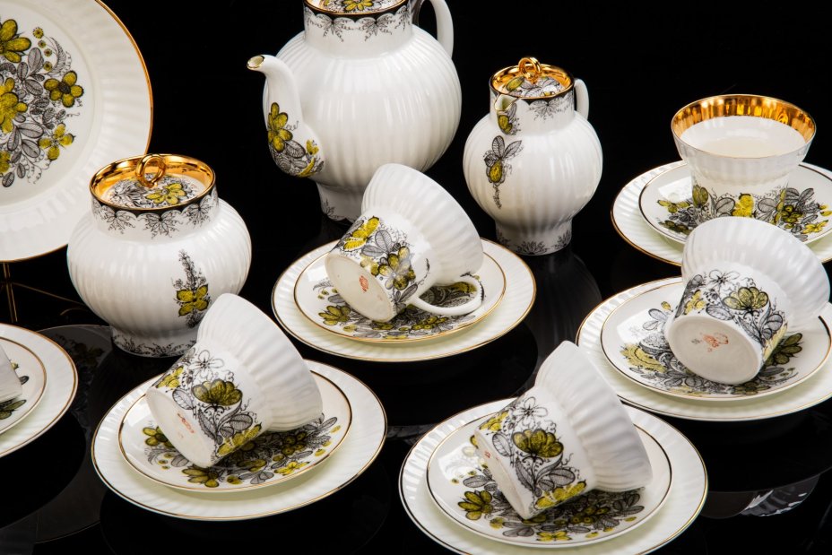 Сервиз чайный "Русское кружево" на 6 персон (22 предмета), автор формы "Волна" Криммер Э.М., автор рисунка Беспалова-Михалева Т.Н., фарфор, деколь, золочение, Ленинградский фарфоровый завод (ЛФЗ), СССР, 1970-1992 гг.