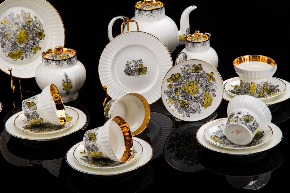 Сервиз чайный "Русское кружево" на 6 персон (22 предмета), автор формы "Волна" Криммер Э.М., автор рисунка Беспалова-Михалева Т.Н., фарфор, деколь, золочение, Ленинградский фарфоровый завод (ЛФЗ), СССР, 1970-1992 гг.