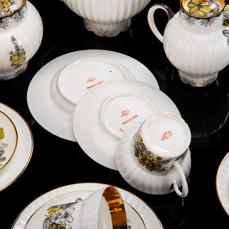 Сервиз чайный "Русское кружево" на 6 персон (22 предмета), автор формы "Волна" Криммер Э.М., автор рисунка Беспалова-Михалева Т.Н., фарфор, деколь, золочение, Ленинградский фарфоровый завод (ЛФЗ), СССР, 1970-1992 гг.