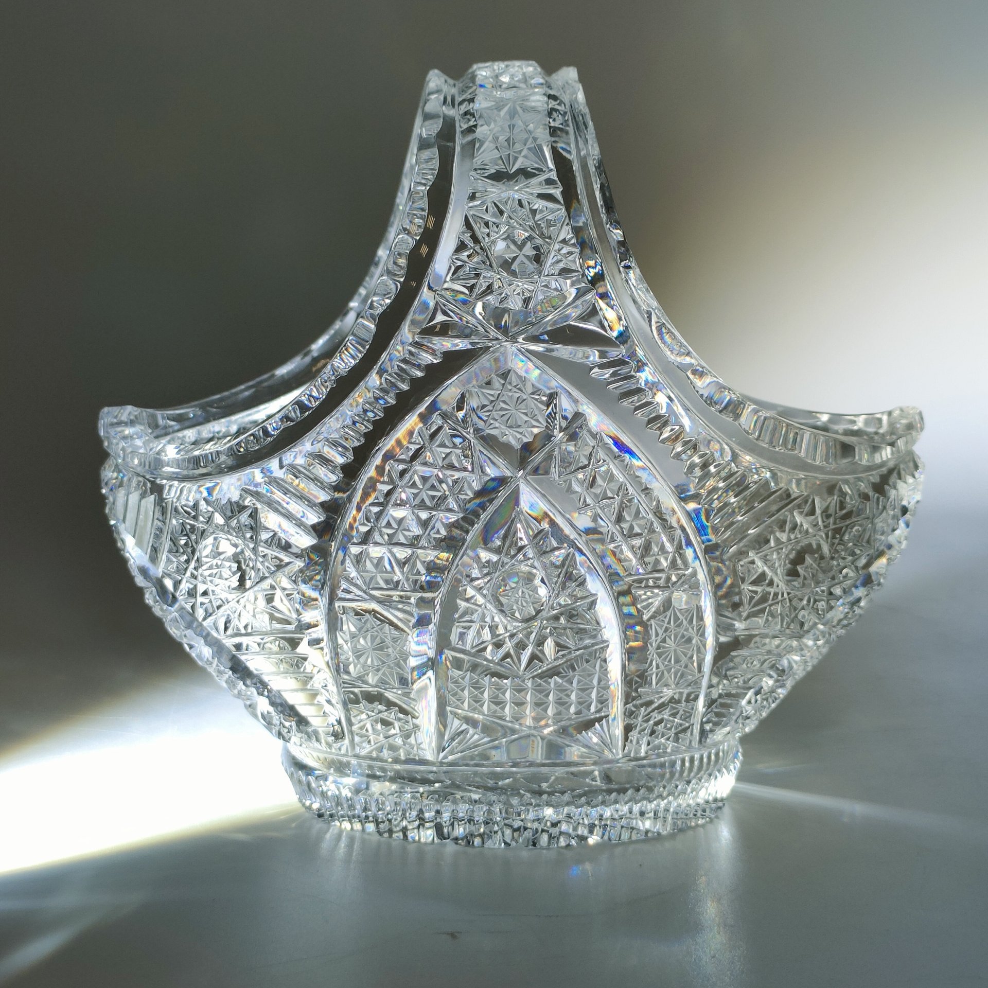 Вазочка в форме корзины, украшенная резным декором, хрусталь, алмазная грань, Европа, 1990-2015 гг.