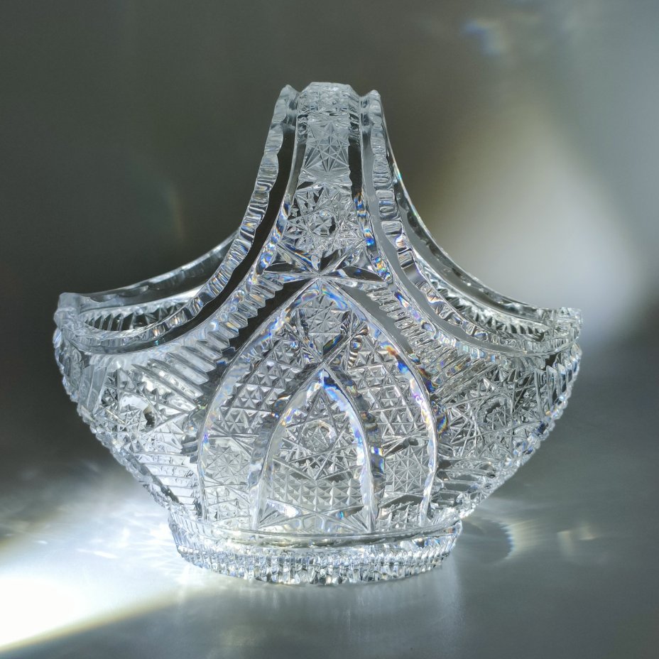 Вазочка в форме корзины, украшенная резным декором