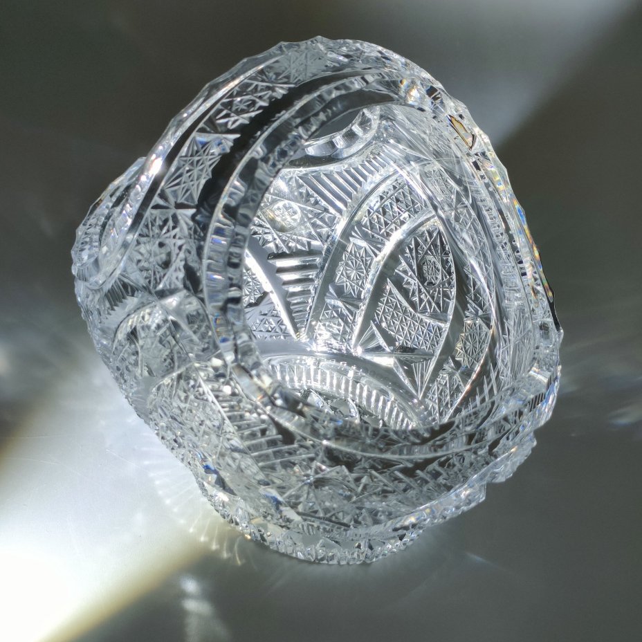 Вазочка в форме корзины, украшенная резным декором