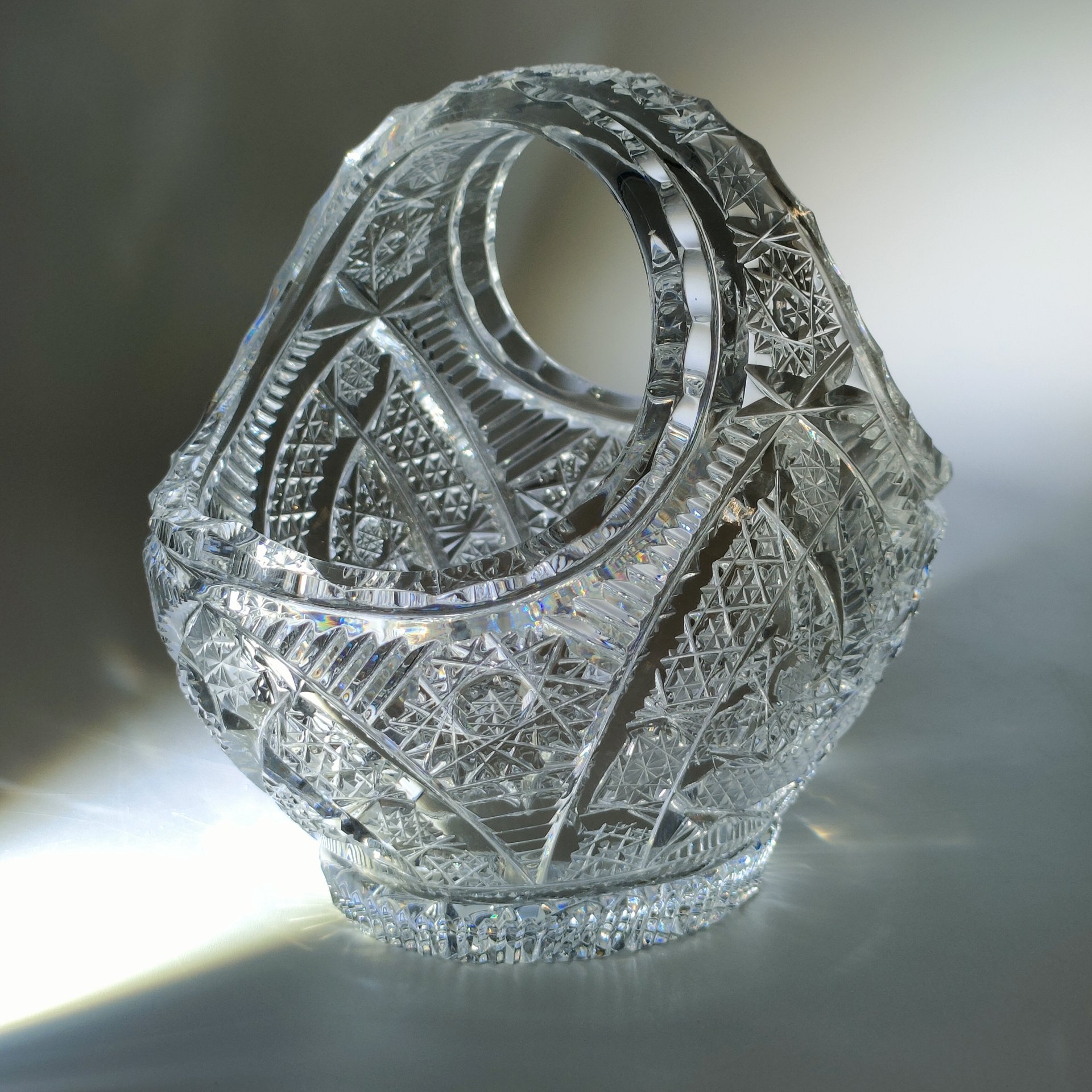 Вазочка в форме корзины, украшенная резным декором, хрусталь, алмазная грань, Европа, 1990-2015 гг.
