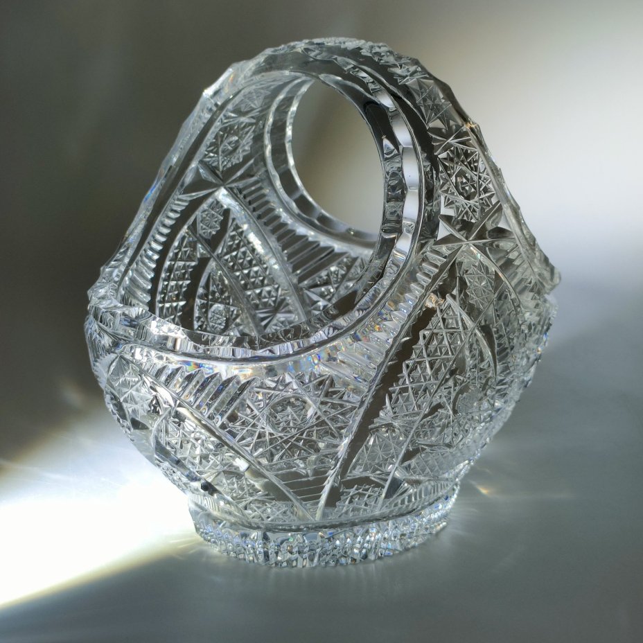 Вазочка в форме корзины, украшенная резным декором