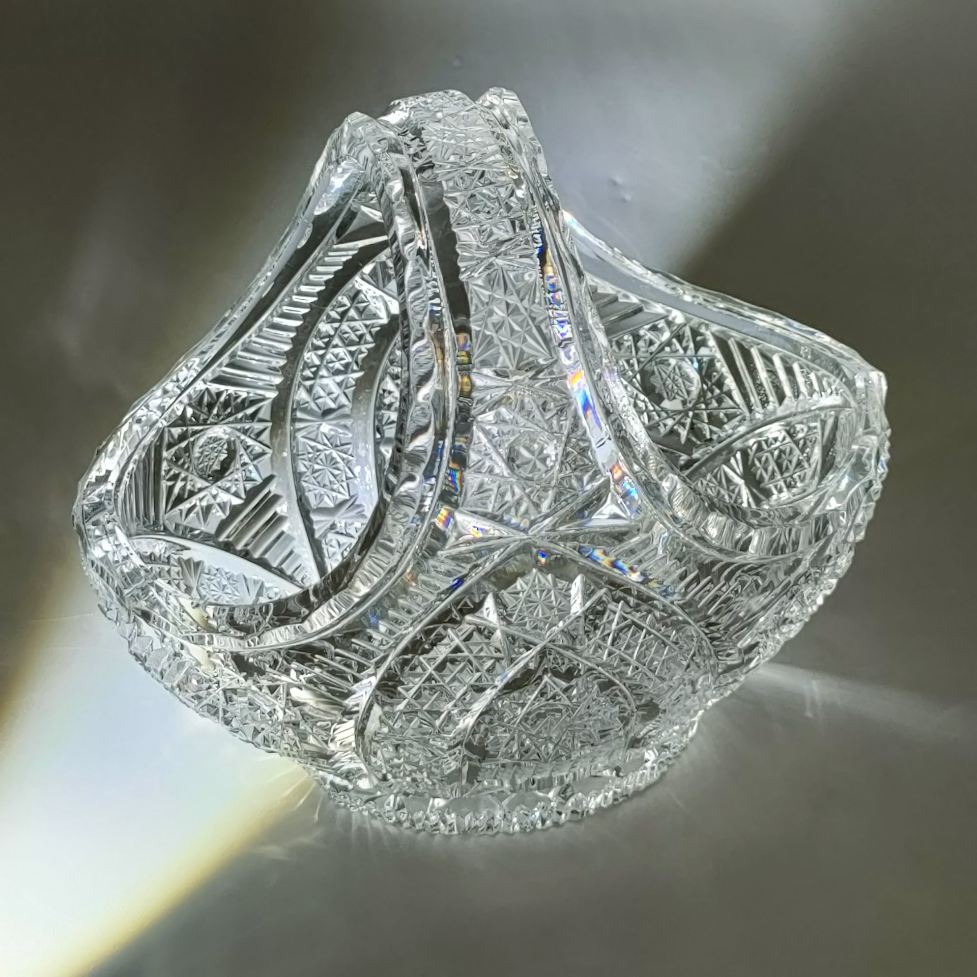 Вазочка в форме корзины, украшенная резным декором, хрусталь, алмазная грань, Европа, 1990-2015 гг.