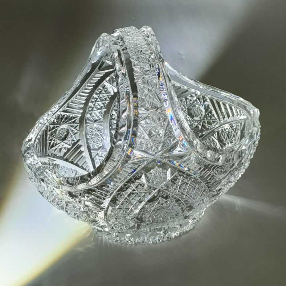 Вазочка в форме корзины, украшенная резным декором