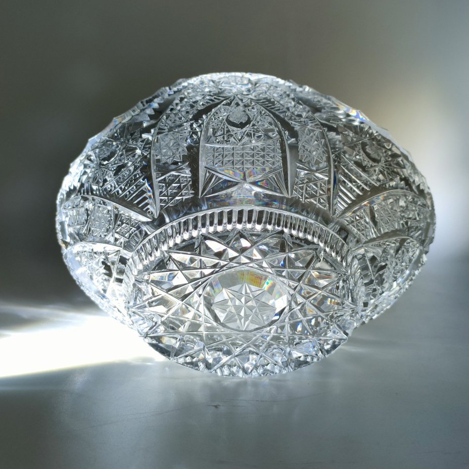 Вазочка в форме корзины, украшенная резным декором