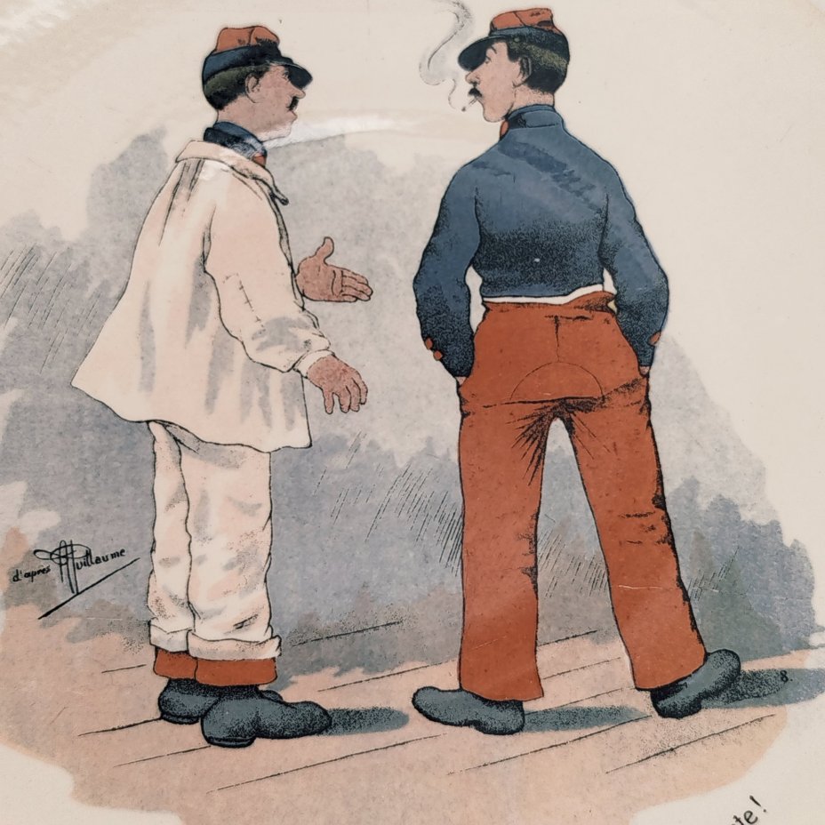 Тарелка декоративная с изображением двух солдат "Je m'en f... je m'en lave les mains comme Alphonse Pilate!" ("Мне плевать... Я умываю руки, как Альфонс Пилат!"), с подписью автора рисунка, фаянс, деколь, Sarreguemines (Саргемин), Франция, 1890-1920 гг.