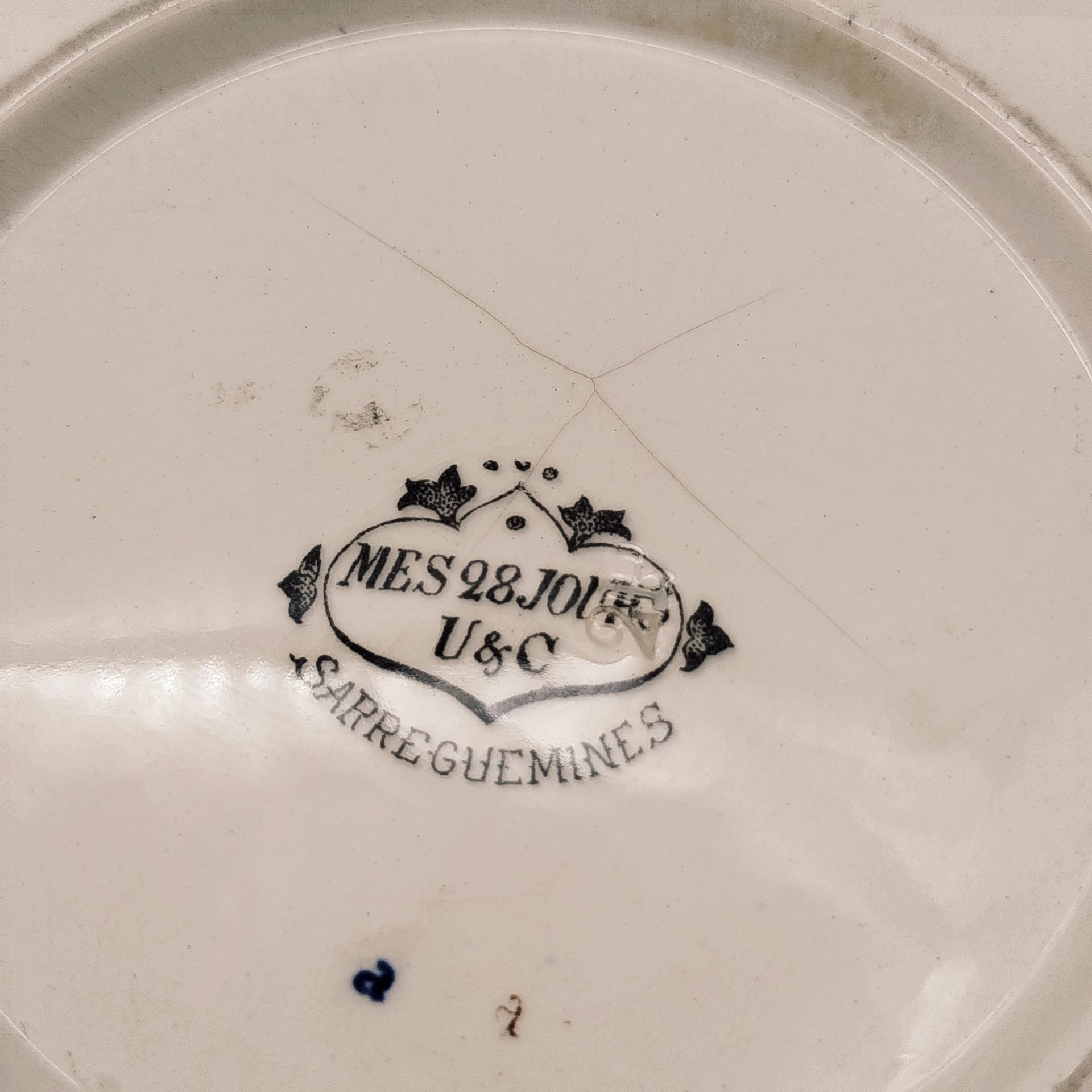 Тарелка декоративная с изображением двух солдат "Je m'en f... je m'en lave les mains comme Alphonse Pilate!" ("Мне плевать... Я умываю руки, как Альфонс Пилат!"), с подписью автора рисунка, фаянс, деколь, Sarreguemines (Саргемин), Франция, 1890-1920 гг.