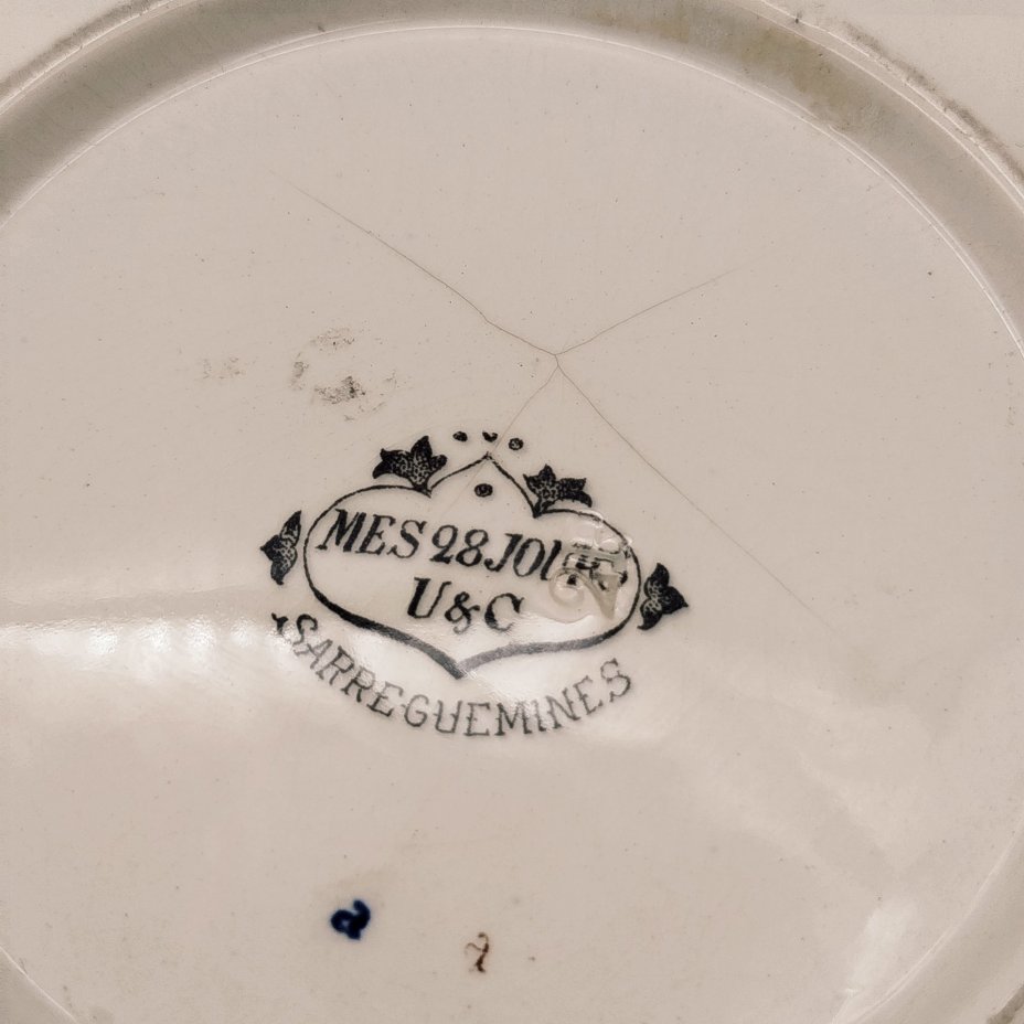 Тарелка декоративная с изображением двух солдат "Je m'en f... je m'en lave les mains comme Alphonse Pilate!" ("Мне плевать... Я умываю руки, как Альфонс Пилат!"), с подписью автора рисунка, фаянс, деколь, Sarreguemines (Саргемин), Франция, 1890-1920 гг.