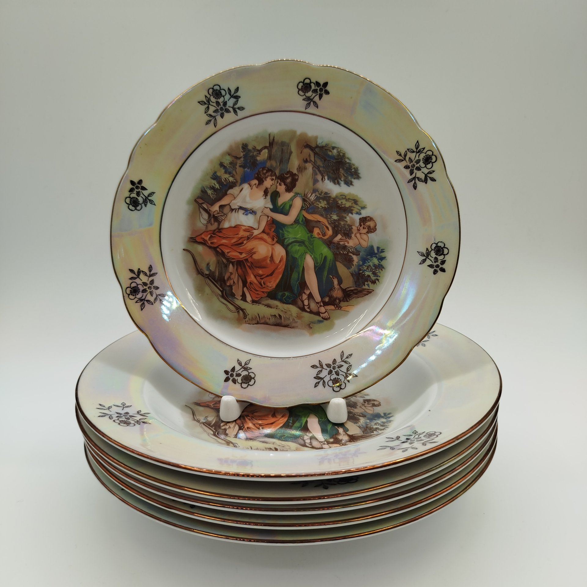 Набор из шести тарелок(пять суповых, одна десертная) из сервиза "Мадонна", фарфор, деколь, золочение, люстр, Kahla, СССР, 1968-1987 гг.