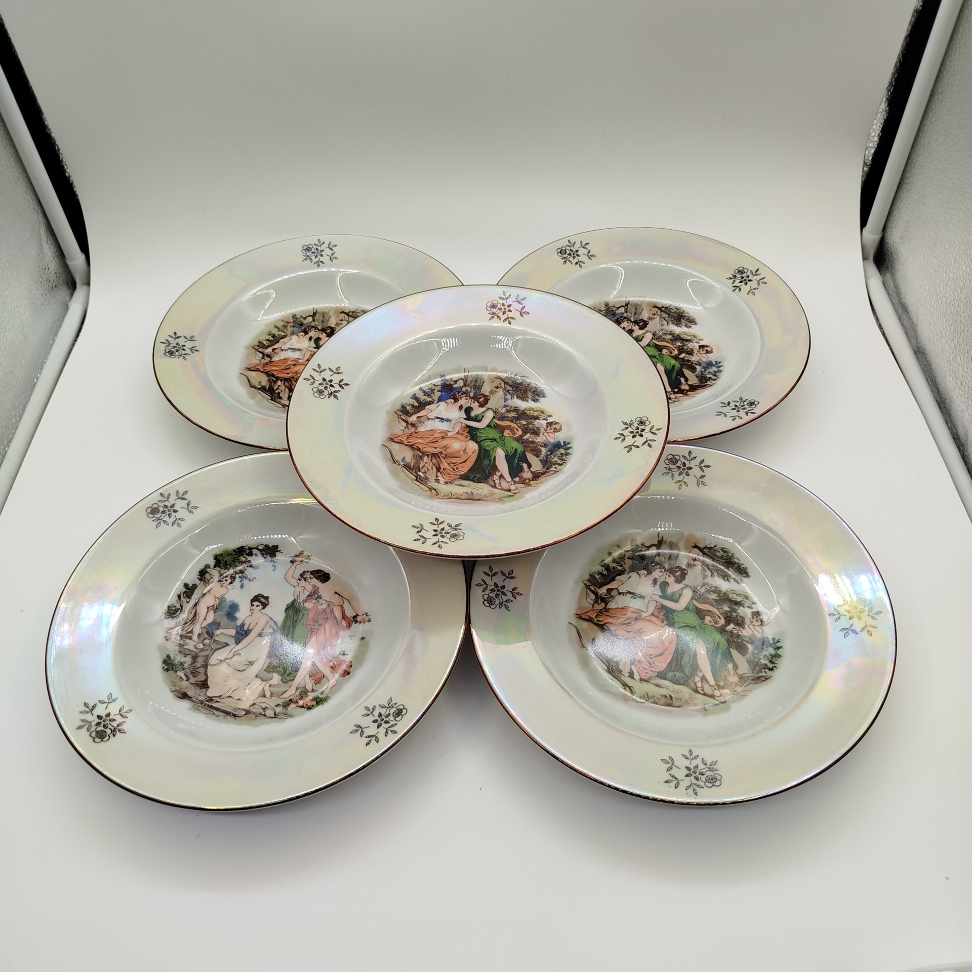 Набор из шести тарелок(пять суповых, одна десертная) из сервиза "Мадонна", фарфор, деколь, золочение, люстр, Kahla, СССР, 1968-1987 гг.