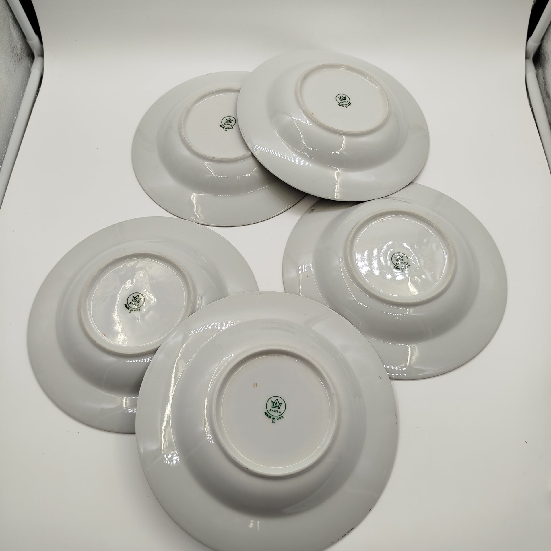 Набор из шести тарелок(пять суповых, одна десертная) из сервиза "Мадонна", фарфор, деколь, золочение, люстр, Kahla, СССР, 1968-1987 гг.