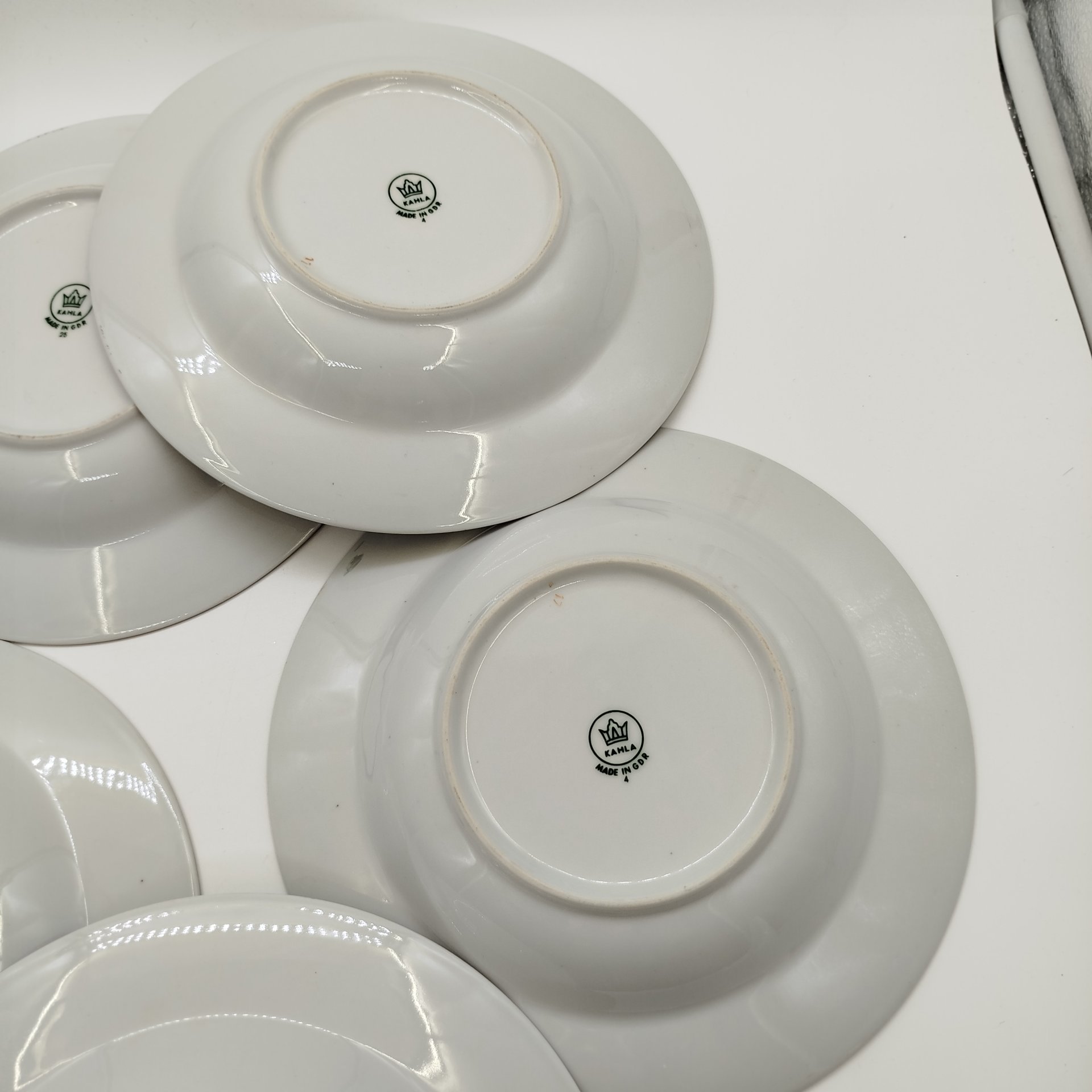 Набор из шести тарелок(пять суповых, одна десертная) из сервиза "Мадонна", фарфор, деколь, золочение, люстр, Kahla, СССР, 1968-1987 гг.