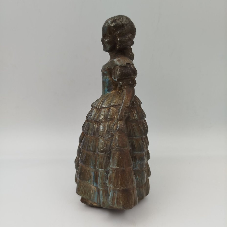 Статуэтка "Юная красавица в бальном платье"