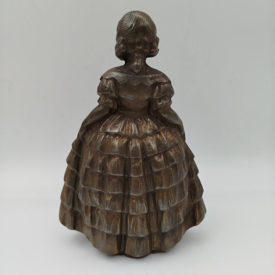 Статуэтка "Юная красавица в бальном платье"