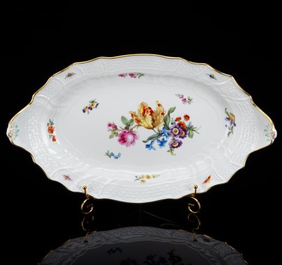 Блюдо овальной формы, украшенное цветочным декором и рокайлями