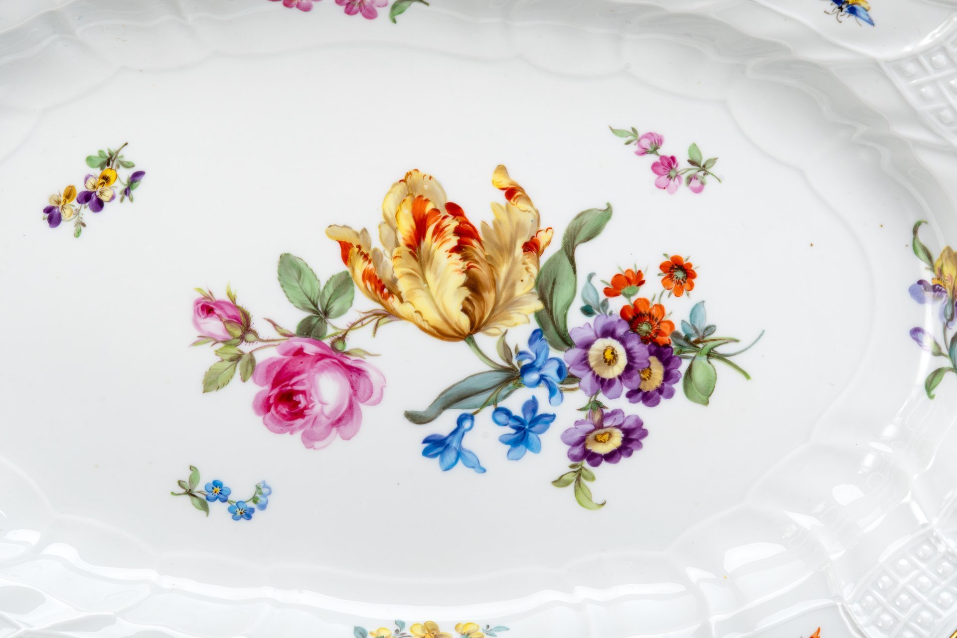 Блюдо овальной формы, украшенное цветочным декором и рокайлями