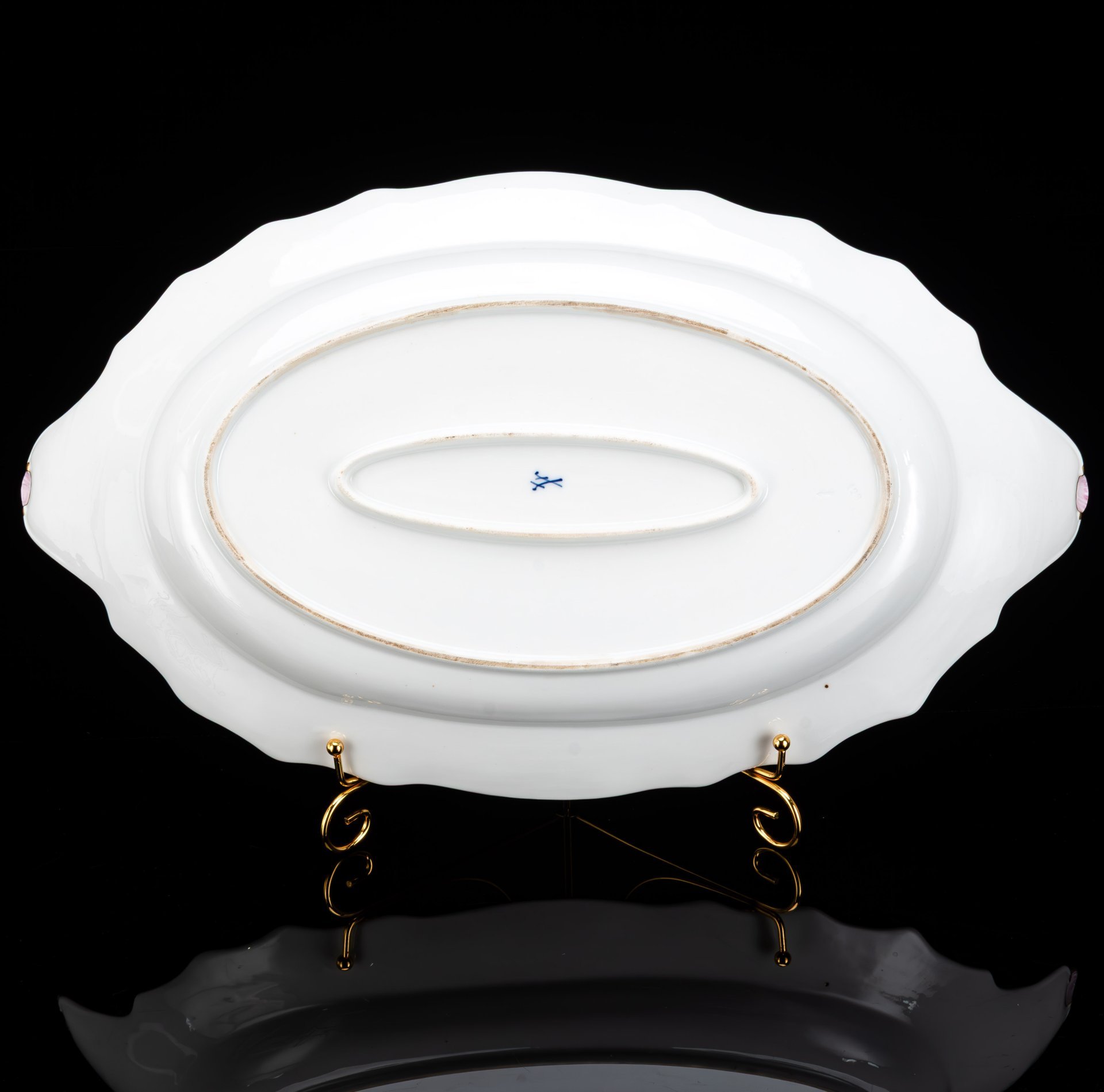 Блюдо овальной формы, украшенное цветочным декором и рокайлями