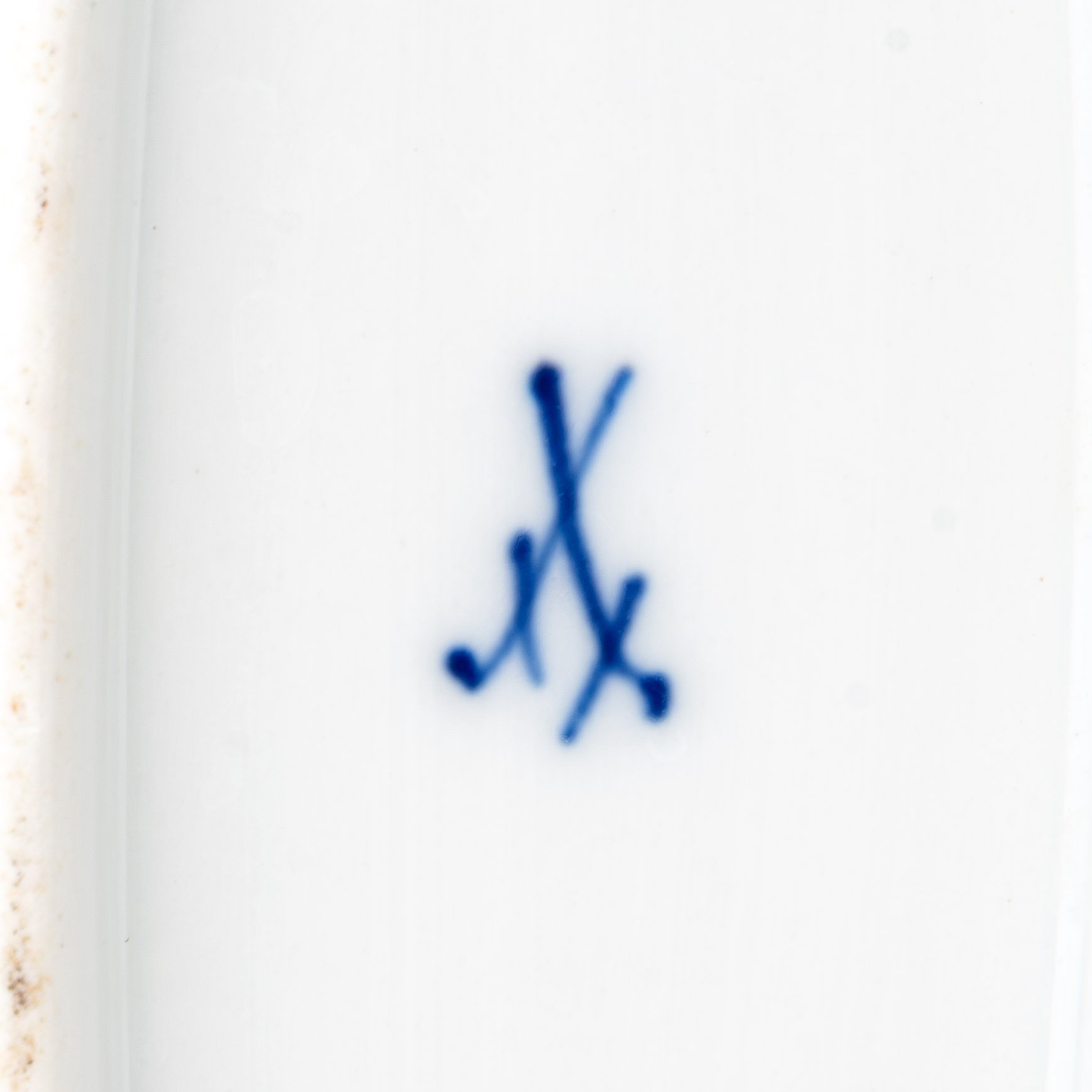 Блюдо овальной формы, украшенное цветочным декором и рокайлями