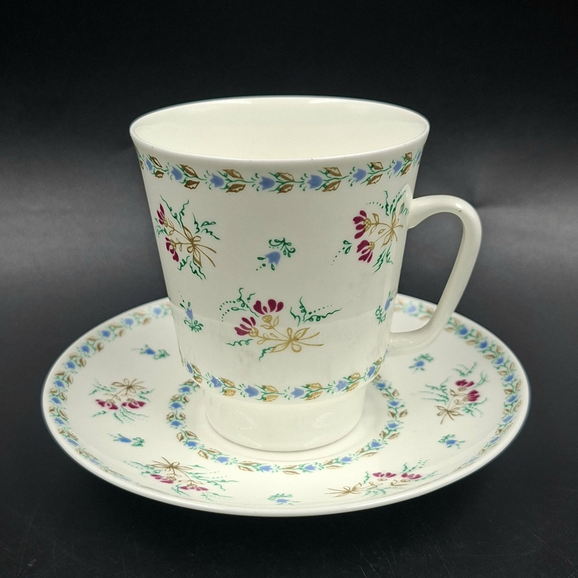 Пара кофейная с  цветочным декором, форма "Майская", автор формы Э.М. Криммер, фарфор, деколь, Ленинградский фарфоровый завод (ЛФЗ), СССР, 1970-1992 гг.