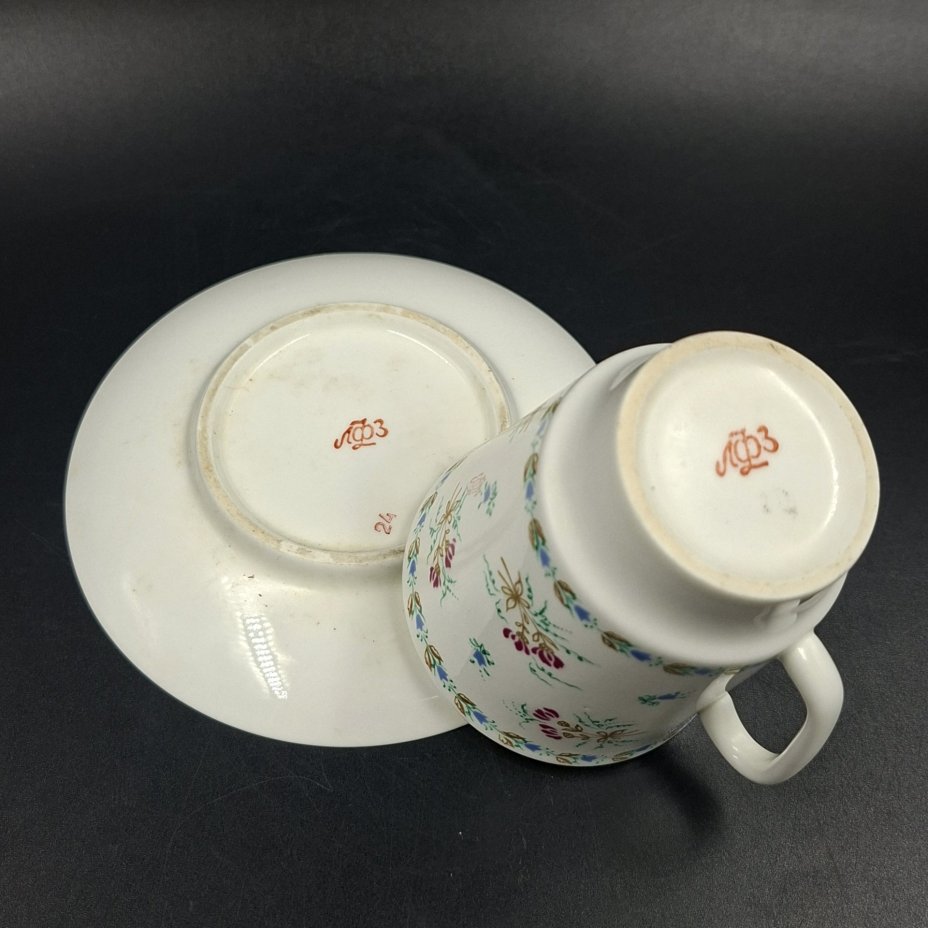Пара кофейная с  цветочным декором, форма "Майская", автор формы Э.М. Криммер