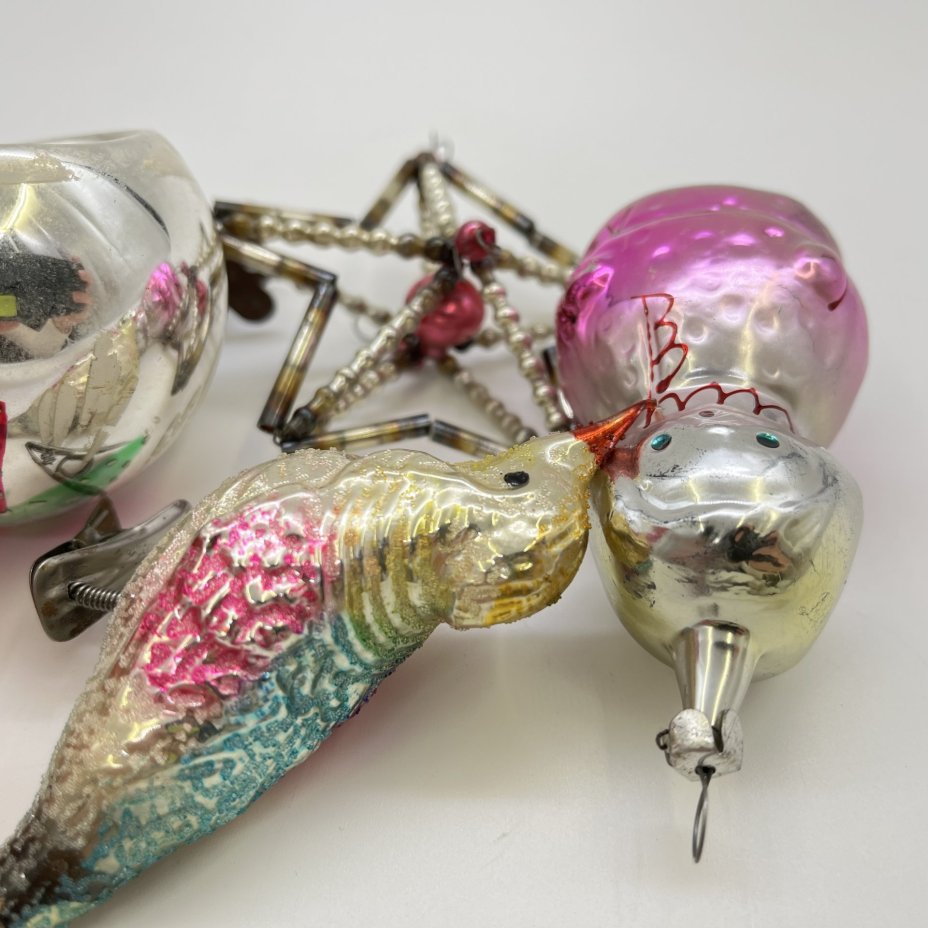 Набор из 5-ти винтажных ёлочных игрушек различных форм и расцветок