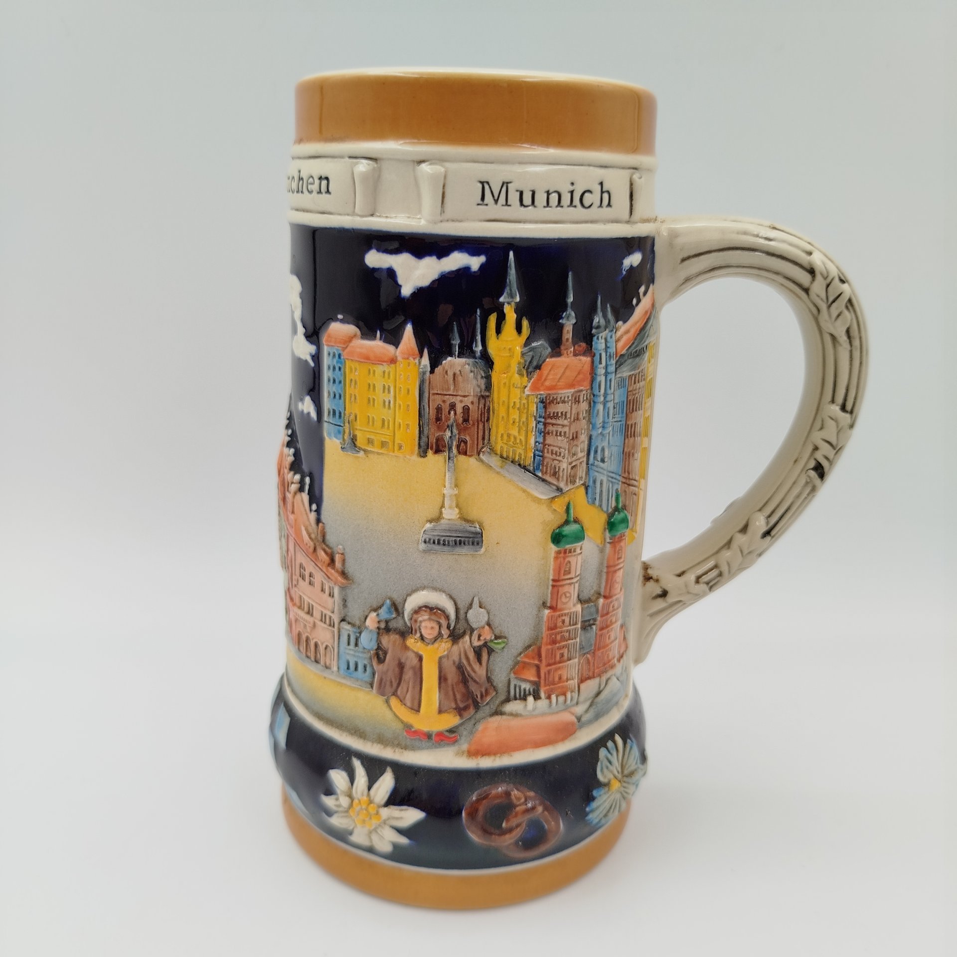 Кружка пивная  с рельефным декором "Мюнхен"