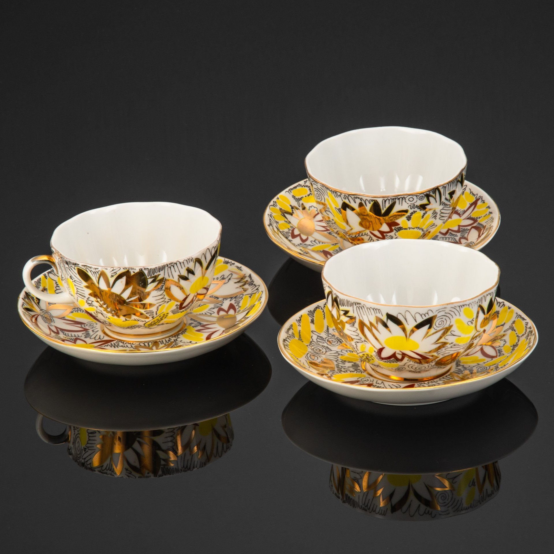 Набор из трех чайных пар "Золотые ромашки" (в подборе), автор формы "Тюльпан" С.Е. Яковлева, автор росписи Л.И. Григорьева, фарфор, деколь, золочение, Ленинградский фарфоровый завод (ЛФЗ), СССР, 1970-1992 гг.